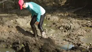 Mudflats slide for the pleasure of a beautiful day At the edge of the nearby village of repairing small pond and it was beautiful weather. It was so tempting that She could not resist. Everything about how it Samantha enjoyed this place, you will see in this video. The movie is full of mud and fun.