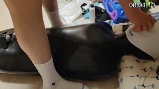 最“闹腾的”M，以后还是得堵嘴 Part2 稍微上点强度就开始闹腾了，真是不耐用呢。<br>乳胶全包、呼控、木乃伊、泳帽、挣扎、强高、振动棒<br>视频中为特技表演者，请勿模仿视频中的高风险动作！安全第一，健康生活！<br>视频原创者：GOLDENZHANG