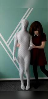 紧身衣的诱惑（zentai） 小鱼，出生在一个重男轻女的家庭！父母一直对她不冷不热，慢慢的让她得了严重的抑郁症，她不想见任何人，想把自己包裹的严严实实的，慢慢的就喜欢上了紧身连体衣，高跟鞋!不过，她自己不会穿，每次都需要她的闺蜜帮她穿！因此她闺蜜成了她生命中不可缺的人。甚至比她爸妈都重要！