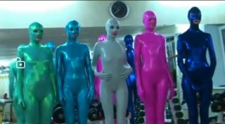 紧身衣的兄弟姐妹陪我健身（zentai) 我是一个健身的爱好者，身边有很多玩的来的兄弟姐妹，他们喜欢看我健身，偶尔自己也参与进来，不过他们有个洁癖，健身时喜欢装着各种颜色的紧身衣，把自己包裹起来，让自己很兴奋，才有动力去健身，因此他们来到健身房，让健身房的很多人另眼相看