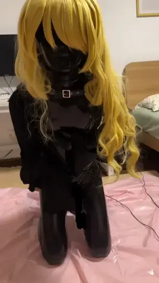 kigurumi面具之下又是什么呢？ 四爱伪娘情侣女攻男受4i<br>身着全包乳胶衣的kigurumi金发娃娃在女主人的命令下享受炮机与魔法棒的多重快感，一切都被女主人控制着<br>The Kigurumi doll, dressed in a full-body latex suit, enjoys multiple pleasures from a rubber sex toy and a magic wand under the zentai command of its mistress; everything is under her control.<br>作者：sunshinebread