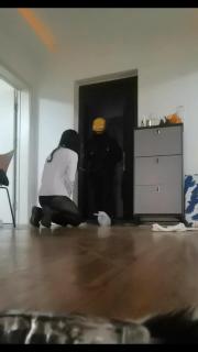 被外卖小哥调戏的独居小母狗~项圈+勾引+丝袜 被外卖小哥调戏的独居小母狗~项圈 勾引 丝袜<br>小母狗被栓在门口等待外卖小哥的到来~<br>今天的外卖小哥非常大胆捏，竟然公然调戏起小母狗...<br>还说要晚上下班后再来