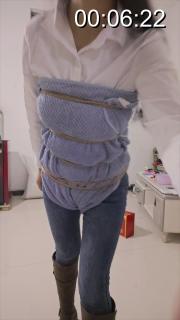 毛巾嘟嘴 应定拍者要求拍摄 浴巾从裆部穿过绑好 然后毛巾嘟嘴 六分钟视频 免费福利 毛巾堵嘴我能理解 这个浴巾穿过然后绑起来固定 没看懂用意 类似同好多吗？<br>定拍qq3682324353