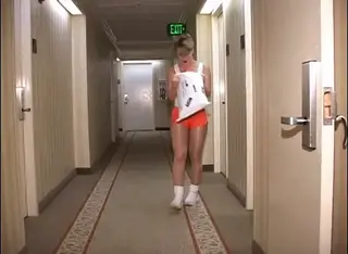 【中文金币】女服务员抓住并捆绑起来 点个关注不迷路！女服务员费思下班后正穿过酒店走廊，这时一名男子抓住她，把她带进了自己的房间。在那里，他把费思绑起来，堵住了她的嘴。