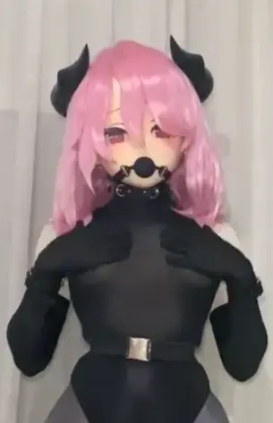 Arekurule34 (Oct 5, 2025) <span style='color:#b0b0b0;'>[隐藏文字，购买后可见]</span><br>The replacement this time is the pink haired demon charm kigurumi headgear, dressed in a tight rubber fitting all over outfit and a black silk latex lace lingerie with a breast nipple massager inside. Can you tell from the lecherous gaze what zentai succubus Meimo Sister is going to play this time? The emotions were so high after the inflatable anal plug was lifted from the ground. You will see that when you help her and her bisexual succubus ejaculate, he will reveal a face full of dark and silly features. I want to try to be trapped in a futanari masked latex BDSM and then be drained of snake essence by a female host. The demon ejaculates while playing in the dark. Ejaculation is too fast. It has been leaking water and juice all along. Do you want this succubus to become your fetish master?<br>Great idea finaly materialised!! #kig #kigurumi #fleshlight #anal #analhook #cuffs #heels #femboy #trans #futa #futanari #fleshlight #cum #cumshot #bondage<br>好主意终于实现了！！#kig#kigurumi#肉光#肛门#肛门钩#袖口#高跟鞋#女男孩#反式#futa#futanari#肉光#cum#cumshot#束缚<br>伪娘小男娘[H-Areku[-H]这次入替的是粉毛粉发恶魔魅魔kigurumi头壳，身着全包紧身衣和上半身连体黑丝蕾丝情趣内衣，里面还有胸部乳头按摩器。从色气的眼神中能看出魅魔姐姐这次要玩什么吗？充气肛塞拔地而起后的情绪如此高涨。你会看到扶她扶他双性恋魅魔射精时露出阿黑颜痴汉脸。我想尝试被束缚在蒙面乳胶衣BDSM中，然后被一位女主人榨干蛇精。魅魔在着ぐるみ中玩耍时射精。射精太快了。一直都在漏水流汁。你想让这只魅魔成为你的主人吗？<br>今回入替したのは、粉毛の悪魔魅魔キグルミの頭の殻で、全身タイツと上半身が連なった黒糸レースの情趣ある下着を身につけており、中には胸の乳首マッサージ器も入っている。色気のある目つきから魅魔姉さんが今度何をするのかが見えますか？空気を入れて肛門栓を抜いた後の気持ちはこのように高まった。あなたは彼女を助けて彼の双性恋魅魔を助けて射精する時に黒顔の痴漢顔を出すのを見ることができます。覆面ラテックスBDSMに縛られて、女主人に蛇の精を絞られてみたい。魅魔はぐみの中で遊んでいる間に射精した。射精が速すぎる。ずっと水が漏れています。あなたはこの魅魔をあなたの主人にしたいですか。