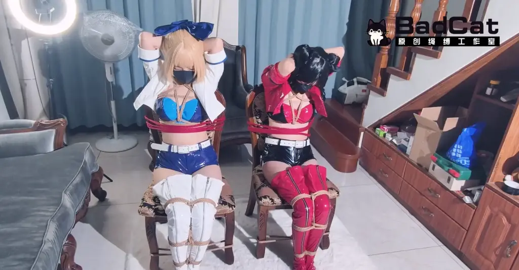 【BadCat】【saberX远坂凛 双人赛车服】【雪儿X妙妙】【双人麻绳紧缚 棒棒 揉熊 羞辱 SP挠痒】 大家好，我们是BadCat工作室。求关注 求关注！！！<br><br>【最新资讯】<br>鞍山附近地区 招聘绳艺模特（急招）也欢迎女生过来体验 本工作室女生体验免费！<br><br>雪宝日记目前已经到达鞍山 附近想约绳子的小伙伴 欢迎联系 （最后两天）<br>咲希目前已经恢复拍摄  175身高 大长腿 职业模特 学过播音舞蹈 热爱cos 和二次元 喜欢她的小伙伴 赶快来找她定拍吧！<br><br>目前其他平台的盗版视频日益猖獗 我们这个小作坊还是希望大家能够多多支持！<br>BADCAT 工作室专用QQ 2723822894<br>业务咨询 线下体验等事务 欢迎加他<br>个人VX 从即日起 增收门槛 主要是近期一些其他平台的乱七八糟的素质低下的人来加V 本喵实在不想再接待了<br><br>PS:工作室定拍收取的订金 一旦收取 没有特殊原因是不予退还的 这里必须说清楚 望各位定拍的粉丝知晓<br>定金的目的就是约束双方履行承诺的 如果真的因为后续原因 客户资金不足或其他原因 那只能按客户跑单计算<br>如因本工作室原因 会予以部分补偿 或全额退款 <br><br>【模特信息】<br>本工作室模特目前： CC（只接女S的单子）咲希 小雨 雅楠 本喵 雪儿 都可接受定拍！有需求的宝宝可以联系我们！<br>感谢大家的支持<br><br>【工作室推特】@surelovemeng 工作室X刚刚成立 喜欢的宝宝欢迎关注！！<br><br>【关于本作】（解压密码：badcat）<br>本次定拍来自于金主的赞助 这位粉丝很喜欢之前的双SABER的视频 所以定制了这一期 本人也钟爱fate系列 所以就答应了下来 拖了很久 因为雪儿一直在天津 近期才来的鞍山这边 所以这次正好借这个机会把这个单子拍了 本次我们俩先是换好衣服 手腕被吊在脑后 身体上上被麻绳五星紧缚 皮衣在麻绳的勾勒下 显得更加的羞耻 表哥这次依然是福利局 对我们两个赛车服美女上下其手 玩了一会之后 又换上了滚轮 这种赛车服其实穿起来很难受 因为皮质并不透风 糊在身上 黏黏的 再加上麻绳紧缚着身体 挣扎起来 劈里啪啦的 很是羞耻 表哥玩了一会之后 又在我们俩的腿中间插进棒棒 因为双腿并缚的关系 我们被迫将双腿夹紧 棒棒顶到那里 被迫去了好几次 之后 他又把我们俩吊起来 面对面 下面还加了股绳 相互连接在一起 这次上身更是日式紧缚加固 皮衣外套也黏在身上 更加的闷热 再加上口罩假发 面对着好姐妹 两人一起被玩 这种体验是十分奇妙的 可能雪儿姐姐稍微差一些 但本喵可是M多一些的 所以那种羞耻感更是转化成了快感 让本喵又忍不住 去了好几次 后面摄影师也加入了进来 和表哥一人一个玩弄我们俩 这次表哥更是大胆 竟然痛击本喵的屁股 看视频的时候 可以很清楚的看见本喵的pp上被打上了一个大大的巴掌印 痛死本喵了！ 还有他在玩弄本喵的时候 硬了 硬了竟然 还在本喵身上猥琐的蹭 真是的 30多的人了 竟然还打表妹的主意 真恶心 哼 事后揭开 本喵狠狠的骂了他 但他却辩解说是因为看了雪儿姐姐才有的反应 鬼才信他 不过雪儿姐姐打趣道：两个大美女穿成这样 被捆着玩弄 换成任何一个正常男人 都会有生理反应 这倒也正常！  算了算了 雪儿姐姐既然这么说了 这次本喵就先饶了他好了！ <br><br>【关于定拍】<br>我们这个工作室是一个新成立的小作坊，拍摄的都是一些清水擦边的作品。目前工作室就我和我闺蜜以及我的表哥。最低600就可以订拍！同时也欢迎大家赞助服装！<br>另外工作室紧缺cos服，有想看cos捆绑的可以尽情赞助，可享受部分优惠。随着工作室的逐渐步入正轨，这种福利就快要到期了，到期后，赞助服装将不再享受优惠，望周知！<br>本工作室不接各种大尺度或者裸露的定拍，不露脸，只是因为爱好并且想分享出来赚点零花钱而已，那些想歪的和喜欢大尺度的就不用联系我了！<br>最后有什么有趣的玩法剧情或者想让本喵穿的衣服也可以联系我们哟！<br><br>【关于体验】<br>有经济实力的再  ！！！！<br>大概流程和之前的视频大概一致，可以以那个作为参考！玩法可以商量，但是不要提什么裸露哪里的，这是线下体验，不是别的！还有地区太远想考虑下的什么的也请想清楚能不能来，再联系我！<br>玩这个纯粹因为个人爱好，不想涉及黄X之类的东西，健康紧缚为主。最近也总是接到询问价格之类的问题，这里统一回复一下，想线下约绳子的，必须要能接受我和我表哥一起的，如果不能接受，也就不用相互打扰了。然后太重口的也免开尊口！<br>线下体验五张起，如果没有一定的经济实力，或者路途太远以及过很久之后才来的那种，也可以不用加我啦！本来线下体验就是有一定的危险，我一个刚毕业的大学生，自己出去确实不安全，所以希望大家也能理解一下。<br>我和雪宝两个人也在努力学习绳子，如果辽宁附近的姐妹想一起拍视频或者约绳子，这边还是十分欢迎的！像这种视频之类的本来就属于小众圈子，希望大家都能购买正版渠道，不要未经允许私自传播。<br><br>【关于招聘】<br>女生优先！！姐妹优先！！本喵特别想认识辽宁鞍山附近的女生一起玩绳子！寒假正好！！到底有没有鞍山附近能一起玩的姐妹呀！！特别需求！！！<br>其次是伪娘，伪娘这边应聘绳模是没有工资的，但如果相貌身材优秀的话，是可以长期互勉拍摄的，能接受的联系我！不能的话就免开尊口啦！我和我雪宝最近也在努力练习绳子，如果有优质伪娘也可以长期给我们当练手的模特，现在紧缺，可能会找两到三个长期稳定的一起合作，名额有限，有意者请赶紧联系！<br><br>【写在最后】<br>【BadCat专用麻绳】也上线了哦，品质绝对过关，现在和之后的视频我们也会用自己生产的麻绳来进行，有需要的朋友欢迎联系我们。后续我们也会逐步开发各种道具，希望各位能够多多捧场。<br>【BadCat原味丝袜】最近天气越来越热，家里存了一批没来得及洗的丝袜，黑丝白丝肉丝都有，包括视频里和塞嘴里的，有需要的朋友也可以联系我们，加好友时留言妖狐吧原味，可享原味包邮服务，每人限一次哦！<br>联系方式统一加QQ：2723822894  仅限业务咨询 想加VX的需要门槛  闲聊勿扰！重申一遍，闲聊勿扰哦！聊那些颜色内容还有发奇怪照片的朋友们，就不要浪费彼此的时间了，谢谢大家，我们下部片子见！