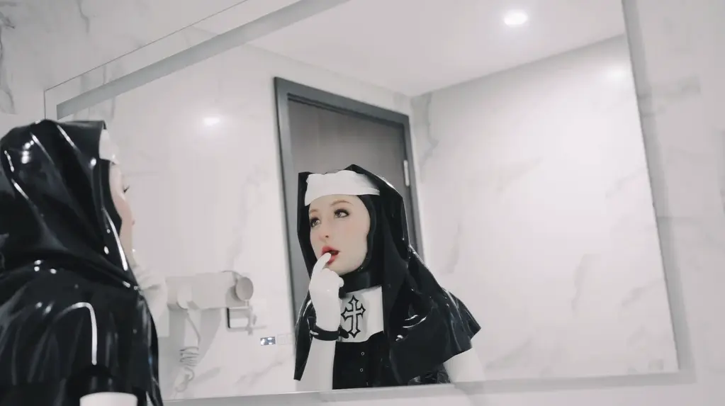 【latex&amp;mask】修女下班之后 乳胶修女结束了一天的工作，疲惫的回到了自己的小窝，不过修女似乎并没有脱下这身沉重的打扮，而是直接开始的休憩，似乎还挺喜欢这种感觉得。<br>玩闹一番过后，修女去了洗手间洗漱，准备即将开始享用‘晚餐’，而这道‘晚餐’也是ta不想脱下这身衣服的原因......<br><span style='color:#b0b0b0;'>[隐藏文字，购买后可见]</span>