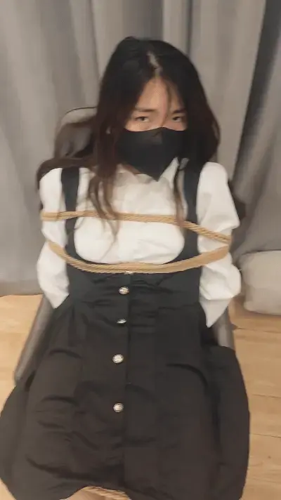 【鱼果儿】鱼果儿我没想到第一次和大家说话，没想到被迫塞着小东西就是绑着向大家求饶请求大家放过我（嘻，其实心里还是又享受又害怕的~看我的眼神）而且要打就打，干嘛吓唬我？？！ hi大家好呀，上次大家说我穿靴子的那组作品很漂亮想看靴子脱下来的感觉，就出了这一套靴子绑起来拼命挣扎的露出袜子的这一套<br>鱼果儿我没想到第一次和大家说话，没想到就是绑着向大家求饶请求大家放过我，（放过我求饶之后的一丝皎洁的眼神）不过为什么我被绑起来迷晕后，不是把我解救我，而是看着我挣扎还要打我？！而且要打就打嘛害得我要委屈的求饶<br>真是有点生气哦？！<br>欢迎在私信中和鱼果互动呀