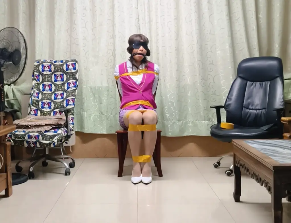 小空姐被胶带绑在椅子上 小空姐睁眼醒来发现被胶带绑在椅子上，还被带上了手铐，挣脱不开，嘴里还被塞入了口球，想呼救也没有办法呜呜┭┮﹏┭┮，最后无助地累倒过去在椅子上。<br>小伪娘一枚哦，坐标广州，欢迎来找我玩哦~
