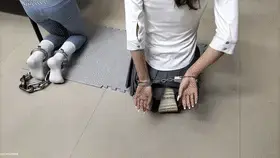 精致原创  缅北风云03 两个小姐姐均受到了惩罚 此时，一间比较暗的房间内，黄珊珊跪在地上。然后杨丽娜被镣铐锁住，也跪在黄珊珊的旁边。<br>男人：黄珊珊，这个月的考核你是倒数第一，今天你必须要接收惩罚！<br>黄珊珊：大哥，我明明都已经那样了，你怎么还要惩罚我！<br>男人：老大对你们组的业绩十分不满意，亲自下达了惩罚你的命令。<br>黄珊珊还想说什么，但是男人直接拿出丝袜塞进了黄珊珊的嘴巴里。然后用胶带将黄珊珊的嘴巴狠狠封住。<br>绑完之后，将黄珊珊鞋子脱掉。男人变开始折磨黄珊珊，包含棍子打击，鞭打，摸腿，摸屁股，等等。<br>惩罚结束之后，男人将黄珊珊放下来，将双脚给绑上，然后给绑成驷马，便离开了。黄珊珊与杨丽娜挣扎，最终在黄珊珊的帮助下，杨丽娜身上的拘束衣被打了，但是杨丽娜并没有给黄珊珊解开绳子，而是将一副手铐脚镣戴在了黄珊珊的手脚上，便独自离开了。