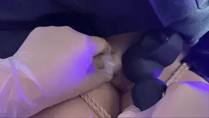 《纪实约拍》第二集，伪娘希音这次被蛇缚绑在高凳上，手被超紧单手套束缚在身后，戴上马具口环，然后开始榨汁，连续喷射，而后跪在地上绑成m腿和直臂继续榨，榨出来的还要吃掉 成都约拍 订拍 体验（男生 女生 CD均可）<br>冷月s联系QQ：2893924749（备注妖狐吧/林子菌）<br>推特/X：@zy122450<br>绳模招聘（女生TS均可身材要好）QQ：2893924749