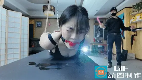 《鞭打王贝贝》  让贝贝体验一次淋漓尽致的鞭打，贝贝莫名其妙被绑在床上，男主进屋后观察一番，解开裤子抽出皮带就是一顿输出，贝贝惨叫不断由于嘴巴被口球堵上，导致口水流了一滩，男主不把贝贝打哭誓不罢休，并换不同的造型束缚在床上，进行鞭打，贝贝被打哭好几次，最好也不解开绳子，丢下贝贝关门离去。视频解压密码：666888 .<br>一绳所爱绳艺体验店面向全国爱好者开放，本店提供绳艺捆绑模特服务、体验女绳师捆绑服务、变装绳艺体验、绳艺婚纱照摄影、体验长时间囚禁服务、绳艺教学培训（收徒）、绳艺交流会、绳艺逃脱挑战赛、场地出租、专业麻绳销售，原创绳艺扑克销售、原创视频套图销售、作品私人定制、模特原味丝袜出售等，另外本店招募同好合作伙伴。微信：351552501初心