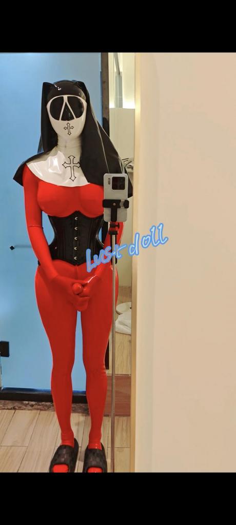 红胶修女穿搭指南 Lust这次穿着脸入的红色全包胶衣 手套和袜子都是连着的 全身都被乳胶包裹密不透风 特别喜欢 带上了微孔头套和乳胶修女头套 感觉自己就像恶堕的修女 雌根一直膨胀 带上束腰 强力的束腰将lust的腰围固定在了60cm 挤压导致的窒息感让lust兴奋 想象着自己完美的身材 lust一直处于高度兴奋状态 撸动着雌根 lust享受着修女的一天 希望大家喜欢！ 感谢大家支持！x：@Dream_magicdoll