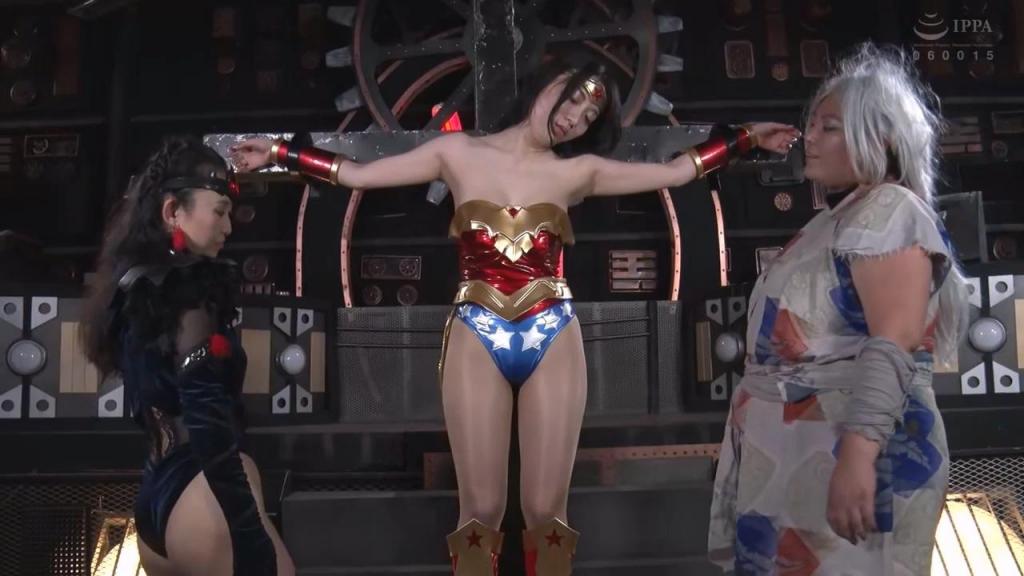 【中文】【G1】舐め舐めくすぐりレズ地獄 ワンダーレディVS魔女ティクルス&amp;妖怪ナメンバ Wonder Lady设下陷阱，引诱并围捕了袭击女性、舔舐并吸取精气的妖怪滑溜婆，却因宿敌魔女蒂克露丝的阻挠而让其逃脱。再度现身的滑溜婆经蒂克露丝强化后，与魔女联手袭击Wonder Lady。被滑溜婆的新武器——长舌缠绕的Wonder Lady逐渐失去力量，最终落败。对Wonder Lady怀有扭曲情感的蒂克露丝，与视其为顶级猎物的滑溜婆，两名恶女开始肆意玩弄这具美丽躯体——搔痒、舔舐、啃咬、凌辱。在汗水与唾液交织中痉挛挣扎的Wonder Lady，命运将走向何方！？[BAD END]<br>女性を襲って舐めて精気を吸い取る妖怪ナメンバを、囮となっておびき出し追い詰めたワンダーレディだが、宿敵魔女ティクルスによってナメンバを逃がしてしまう。そして再びワンダーレディの前に現れたナメンバは、ティクルスによってパワーアップし、ティクルスとともにワンダーレディに襲い掛かる。ナメンバの新たな武器、長い舌を巻きつけられたワンダーレディは体の力を奪われ敗北してしまう。ワンダーレディに歪んだ感情を持つティクルス、そして極上の餌としてみているナメンバ。二人の悪女がワンダーレディの美しき肉体をくすぐり、舐めまわし、むさぼり、いたぶりぬく。汗と涎まみれで悶えまくるワンダーレディの運命は！？[BAD END]<br>作品番号<span style='color:#b0b0b0;'>[隐藏文字，购买后可见]</span>