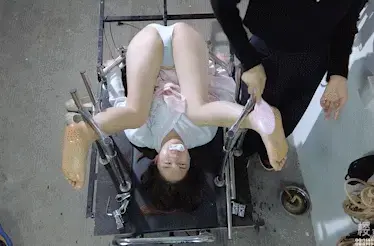 【樱束原创】《十号人体试药》今天由第十号试验者进行新研制的痒痒油试验并记录！先将她固定在刑架上隔着白袜测试怕痒程度再脱下袜子刷上痒痒油用各种工具测试药效！并架上炮机强力输出看敏感程度是否有提升！ 剧情简介：<br>定拍转公映！今天由第十号试验者进行新研制的痒痒油试验并记录！先将她固定在刑架上隔着白袜测试怕痒程度再脱下袜子刷上痒痒油用各种工具测试药效！并架上炮机强力输出看敏感程度是否有提升！<br><br><br>樱束联系方式：QQ1565437 QQ5909437 官方邮箱：yingshuyc@gmail.com(记住邮箱回家不迷路)<br>统一解压密码：qq1565437 原老解压密码：qq2156176672<br><br>视频格式：MP4<br>分辨率：1080P<br>时长：38分钟<br>大小：1.7G