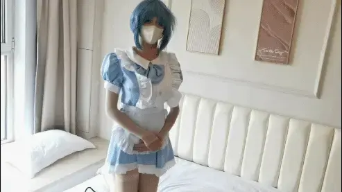 [HX]06年coser 女仆沙耶香cos  真空肉丝，清水灌肠喷射/制达到一次次gc/sp皮鞭/驷马/调教棒抽插/疯狂挣扎颤抖无用/脚底写字羞辱/迫闻脚臭 男娘 【关于本作】<br>本次cos的是美树沙耶香（女仆装）！<br>本次视频分为三个部分。<br>第一部分：在主人的命令下，女仆沙耶香慢慢爬上了窗台，接受了主人安排的清水灌肠，并被皮鞭鞭打调教。<br>第二部分：因为弄脏了窗台，主人命令女仆接受拘束衣调教。女仆的胸部过大，差点无法正常穿戴。拘束完成后，女仆被迫进行了震动棒调教。妹子呻吟声不断，令人欲罢不能。以及脚底写字羞辱。<br>第三部分：女仆还被迫闻自己高跟靴子的脚臭。最后，女仆沙耶香被驷马拘束起来，还时刻被塞进私处的震动棒刺激，慢慢陷入绝望。<br>本工作室主打各种制服，角色扮演，cosplay超级还原，服装逼真，道具精致<br>本期服装：魔法小圆- 美树沙耶香（女仆装）<br>鞋子：蓝色短靴<br><br>【关于定拍】<br>工作室是一个新成立的小作坊，拍摄作品从清水擦边到重口不一而足。最低300就可以订拍，同时也欢迎大家赞助服装！<br>最后有什么有趣的玩法剧情或者想让模特穿的衣服也可以联系我们。<br>【关于招聘】<br>长期招聘女绳模、女m，欢迎有兴趣的同好前来了解<br>【写在最后】<br>原味丝袜有需要的朋友也可以联系我们，联系方式统一加Q<span style='color:#b0b0b0;'>[隐藏文字，购买后可见]</span><br>