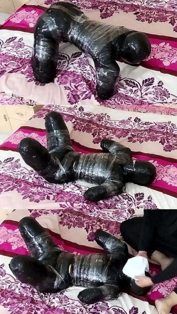 [POV] Main Scene Of RandyMummify RM153 This girl's body turned black after being wrapped tightly in black plastic and then reinforced with transparent duct tape in a frog-tied pose like a pet