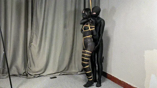 《傲嫣强制地狱》超美桀骜妹子傲嫣首秀！多层油亮连身黑丝全身严密捆绑挣扎，波波贝全程加持，呜呜声音配合扭动此起彼伏，正式成为新的强制玩偶，迎接属于她的专属绳缚强制地狱！ 当第一眼看见这个妹子的时候，那种桀骜不驯是可以从眼睛里面非常清晰的感知到，瞬间让人征服欲爆棚，如果把这样的小美女变成一个强制玩偶的话那一定是非常美妙的视觉盛宴。<br><br>所以就迎来了傲嫣的强制地狱首秀，首先最近好像很火的波波贝先安排一把，让她也感受强制却摆脱不掉的感觉。多层的连身油亮黑丝把全身包裹的油亮亮滑溜溜，摸上去的触感超级赞。傲嫣就这样被装进了她所能感受到的油亮地狱里面，也算是一种另类的包裹全身束缚吧。全身捆绑吊立在房顶下，优质的身材一览无余，准备好了吗？那就开始今天的强制TJ吧。<br><br>波波贝开启的一瞬间，小腰和小PP马上就开始了诱人的扭动，但是好像依然挑衅般的发出动听的呻吟，那就继续开大，直到失控模式开启，在怀里傲嫣不断地扭动，必须好好揍一顿来教教她新的规矩！相信通过这次的过程，一定会开启傲嫣的改造之旅。后面还会不断加码，大家一起期待吧！<br><br>虽然是第一次，但是发现，傲嫣的承受力还不错，如果有喜欢的朋友，可以一起来培养傲嫣，让她尽情领略强制地狱。定制3760712973<br><br>下载后解压，改后缀为mp4。别在线解压<br><br>解压密码：fanqie