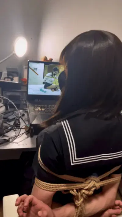 【夜城】回到出租屋发现男舍友在穿着女装看捆绑片...那就让他自己也变成那样吧！ 回到合租的房子，发现舍友居然穿着女装看什么捆绑视频打飞机，菊部还有大玩具！被我发现了吧？这家伙平时大大咧咧的，小jk穿起来还挺骚，照着视频把他捆起来，这下和片里一样了吧，让你偷偷打飞机，这下看你还有没有手打飞机！把门关上让他自己挣扎吧，等会回来看看他能不能没有自己射出来......回来之后发现他的棒棒硬的不行，但由于手被紧紧捆住了就是没法释放欲望，只能看着屏幕上的小电影无助挣扎。那好吧，我用棒棒帮他释放一下吧，以后他可要好好侍奉我了喔<br>本片由云伶绳屋拍摄（坐标广州嘉禾望岗）,视频定拍/调教体验请联系wechat：wuwuwuwusama（视频定拍价格低，按预算定制，欢迎联系）<br>工作室x号@yunlingshibari,模特夜城x号@ychngQvQ<br>解压密码add 后缀改为rar即可