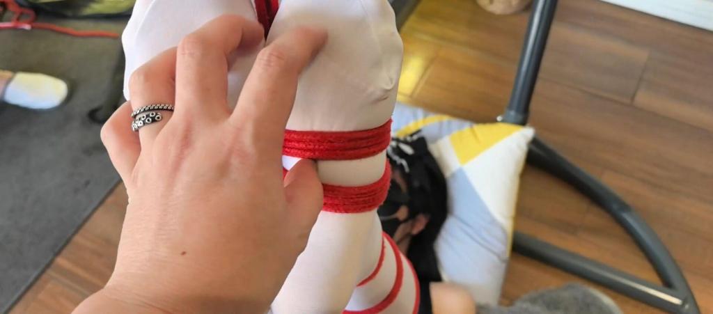 白丝女仆吊篮开腿放置+皮质束缚衣圣诞树吊腿+白丝全包震动棒装箱 这次也是终于又体验了回吊篮，好在还算是有点韧性，可以很轻松的把脚穿过吊篮两边的洞口架起来<br>什么叫不信？想看我展示一下？哎呀～真没办法～那就展示一下吧～诶？等等，你什么时候拿的绳子？唔啊不要啊放我下来，架久了很痛的！<br>然后就被抓住双手吊了起来放了足足半个小时，下来的时候胯部一直在疼，手也被吊得缺血冰凉，再加上大病初愈还没好完全，直接倒头就睡进入第二天<br>等到了第二天早上就换了套衣服，这次是自缚绑个腿就好了，衣服后面自带单手套，但实际用下来效果不尽人意，衣服尺码只有均码全身都绷得很死，自缚完简单吊起来当了一下圣诞树简略版就开始进行下一步了<br>全包装箱，但依旧意外频出，本来三层包好了准备放置的，结果装箱装反了头顶着轮子难受的要死，最后只能是拖出来玩放置强高了<br><br>天刚转凉就染上感冒咽炎加支气管炎，硬是等病好了差不多了才爬出来接着玩，纯热爱发电且看且珍惜吧<br><span style='color:#b0b0b0;'>[隐藏文字，购买后可见]</span>