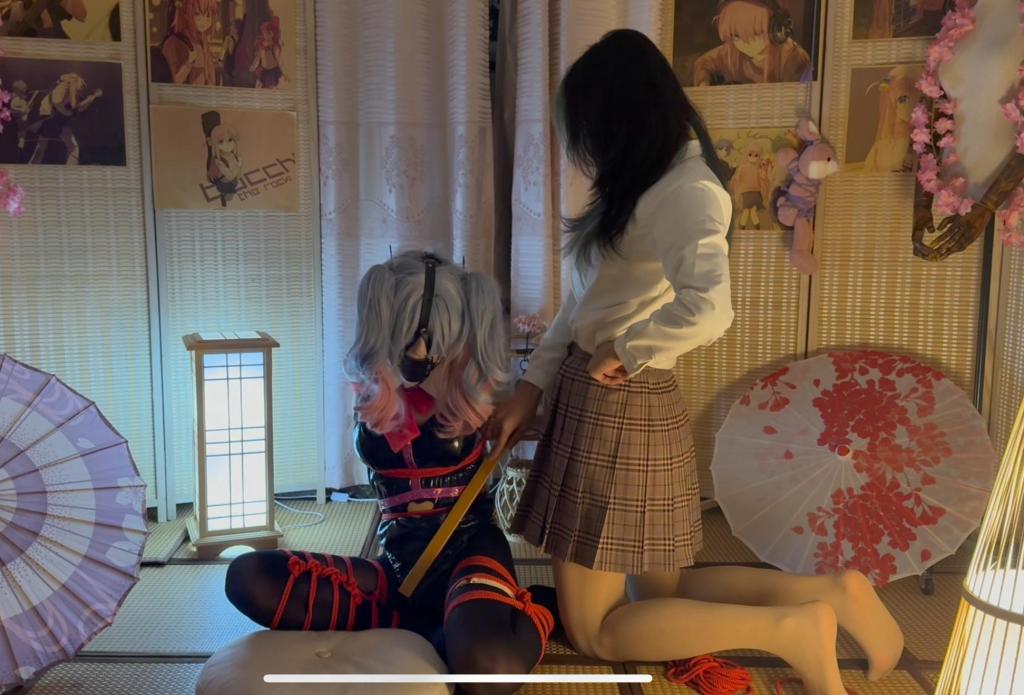 【伪百合】初音兔子洞女士被极限直臂➕超大马具口球强制抬头，呜呜叫却只能被主人蹂躏虐待下体和厚黑丝脚，最后被无限期放置等待主人下次再来～ 【伪百合】初音兔子洞女士被极限直臂➕超大马具口球强制抬头，呜呜叫却只能被主人蹂躏虐待下体和厚黑丝脚，最后被无限期放置等待主人下次再来～<br>缚手：柚里<br>被缚：翎羽（均为南梁）<br>简单体验纪实，最后翎羽小南梁说后半段已经不是在表演而是靠本能在挣扎了，极限直臂刚绑上就麻了捏，口球也是非常的大，也吐不出来～小南梁挣扎得非常努力，一度害怕邻居听到找上门来…<br>接定制视频！<br>场地是柚里的【纱柚小屋】，坐标鲁a，接约绳或绳照单子，接定制视频！详询q3338679978！