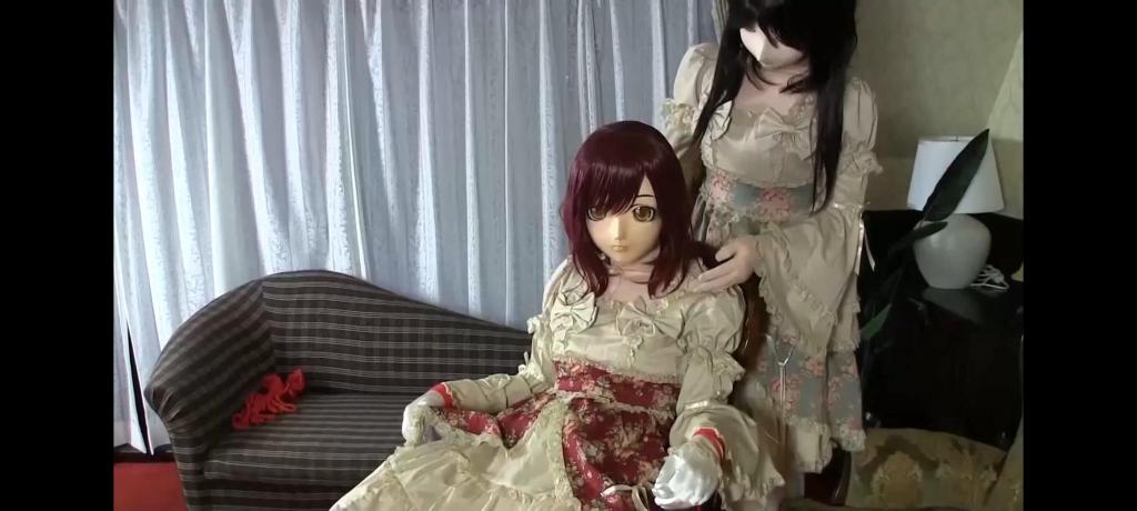 ふたりあそび 原作者:maiden doll<br>番号:<span style='color:#b0b0b0;'>[隐藏文字，购买后可见]</span><br>フェティッシュな願望を満たすひみつの部屋で<br>ふたりのドールが見せてくれた特殊な愛撫<br><br>密閉されたまま刺激され<br><br>むりやり愛撫され<br><br>その瞬間を凝視され<br><br>お互いに恥ずかしい弱点を<br>相手にゆだねるまま<br><br>随喜の震えを<br>レンズの前で晒すのでした