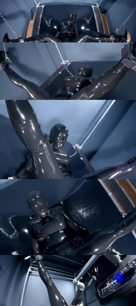 Double Penetration Double Penetration<br>欧美淫荡妇女身着黑色单嘴孔头套全包乳胶衣高跟鞋，四肢固定在乳胶床上。下面不断传来阵阵扩张刺激，两个dildo不断对从全包紧身衣露出的双洞发起猛攻击打抽插，上方还有一个魔法棒持续震动，荡妇在一次次高潮快感中迷失自我...<br>欧米の淫乱な女性は黒い片口孔全包ラテックスハイヒールを着用し、四肢はラテックスベッドに固定されている。次は絶えず刺激が伝わってきて、2つのdildoは連続的に全包みのタイツ着ぐるみから露出した人犬人形犬2つの穴に対して猛攻撃を始めて挿し込んで、上にはもう1つの魔法の棒が振動を続けて、揺れ動く女性は何度もクライマックスの中で自分を見失った。<br>European and American promiscuous women wear black single mouthed full coverage latex clothes and high heels, with their limbs fixed on latex beds. Waves of excitement kigurumi kept coming from below, as two dildos launched fierce attacks, thrusting and thrusting into the double holes exposed from the zentai tight fitting clothes. Above, there was a magic wand that continued to vibrate, and the slut lost herself in each climax .....<br>BDSM Latex Solo Anal Fetish Bondage Double Penetration MILF Fucking Machine High Heels Anal Orgasms Fucking Machine Orgasm Bondage Fucked Latex Glove Latex Catsuit Fuck Dildo Machine Orgasm Rubber Fuck Shaking Orgasms Yescams Bigassporn乳胶独奏肛门恋物癖束缚双重渗透MILF性交机器高跟鞋肛门高潮性交机器高潮束缚性交乳胶手套乳胶紧身衣性交扩张器机器高潮橡胶性交震动高潮大屁股片<br>Published: 19.02.2025