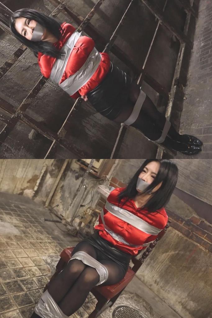MADE IN JAPAN 26: Detective Nao Iinari captured, taped up to a chair and gagged, then taped up to a  MADE IN JAPAN 26: Detective Nao Iinari captured, taped up to a chair and gagged, then taped up to a pole in an underground chamber!饭成奈绪是东京警视厅一位勇敢的刑警，她正在调查一系列案件。当她终于找到罪犯的藏身之处时，她独自一人前往罪犯藏身的地下室。然而，地下室没有手机信号，她无法呼叫支援，也没有人知道她的存在！尽管危险重重，她仍然坚持不懈地试图逮捕罪犯。然而，出乎意料的是，罪犯从背后抓住了她，用手捂住了她的嘴。然后，他将她的双手反绑在背后，并用胶带将她捆绑起来，最后，奈绪的嘴也被胶带封住了。在被绑住嘴巴并绑在椅子上一段时间后，罪犯将奈绪拖到一根木柱旁，并将她绑在那里！Nao Iinari is a brave detective from the Tokyo Metropolitan Police, she is investigating a series of crimes, and when she finally finds the hideout of the bad guy she goes alone to the underground chamber this bad guy is using to hide, but down there she doesn't have phone signal so she can't call for backup, nobody knows she is there! Despite the danger she keeps on, trying to arrest the criminal, but instead she gets surprised, the bad guy grabs her from behind and covers her mouth with his hand. Then he ties her hands behind her back, and ties her up with duct tape, finally Nao gets tape gagged. After a while being tied and gagged on a chair, the bad guy drags Nao to a wooden pole and ties her up there!!