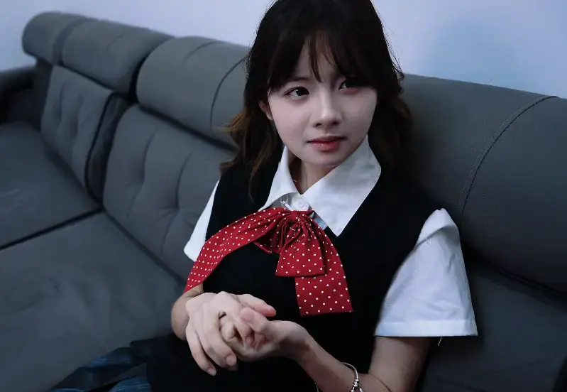【定拍公映】小念痒痒大学试炼 小念最近痒痒难忍，自己挠痒已经满足不了自己，想进入痒痒大学进修一下，想到在痒痒大学当主任的表哥，<br>她硬是粘歪着表哥让他帮忙入学，可是表哥也是一个高级打工人罢了没有这么大的权利，不过也还是有一个办法，<br>对于特别人才有一个扶持规则，如果通过痒痒大学的五条测试，那么也不是不行，小念会通过这次测试吗？<br>加了妖狐水印，谢谢各位老哥支持 定制联系QQ2838269780 1372181502 网盘无需解压直接播放