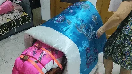 包裹捂闷 奴被装进丝袋捆绑.用棉被反复捂闷..................