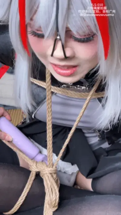 粥批男娘coser主播来绳屋体验，鼻钩棒棒桃缚tk轮番折磨，出了好多水，最后被捆着开了直播间，吊起来转圈圈，还被品尝了玉足，给粉丝们狠狠发了一波福利 绳屋来了一位小主播，想穿着明日方舟的cos服体验绳缚调教。给的米挺多的，好好招待了一番，紧紧捆了个后高手桃缚，并戴上了鼻钩，他的颜值在鼻钩的折磨下崩坏了，但是玉茎却依然挺立着，用棒棒弄出了好多水，糕朝过后还不放过他，逼着他打开了自己的直播间让粉丝们看看自己银乱的样子，在直播间里大玩吊缚tk，粉丝数蹭蹭往上涨，打赏的声音此起彼伏，评论区里全都是炫压抑的过分要求，这下坐实了主播是大m的事实，彻底塌房了<br>本片由云伶绳屋拍摄（坐标广州嘉禾望岗）,视频定拍/调教体验请联系wechat：wuwuwuwusama（视频定拍价格低，按预算定制，欢迎联系）<br>工作室x号@yunlingshibari,模特x号@ychngQvQ（模特cn夜城）<br>解压密码add 后缀改为rar即可