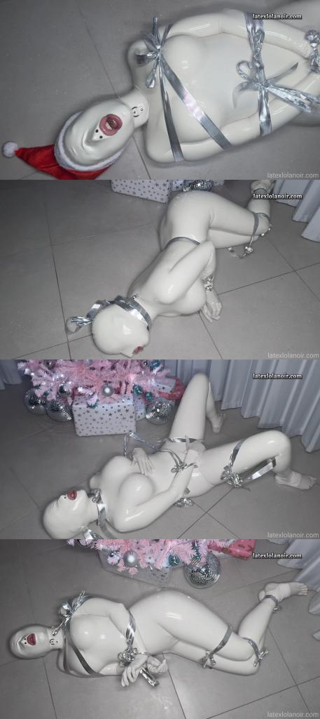 Dreaming of a White Christmas 超敏感容易高潮的欧美淫荡妇女身着超紧冷白色微孔头套露嘴鼻孔全包乳胶衣，双手双拳被圣诞彩带包裹束缚，双腿双脚被紧致贴身的脚趾乳胶紧身衣包裹拘束住。被老金主的条但跳蛋不断刺激着肛门和洞穴。在神秘老金主的自慰装置机器的反复的控制玩弄中，橡胶性爱洋娃娃全包紧身衣荡妇像人犬人形犬一样在不断的哀嚎惨叫声中疯狂强制高潮强高。<br>The highly sensitive and easily climactic European and American pornographic women were clad in extremely tight, cold white micro-pored head coverings that exposed their mouths and nostrils, fully encased in latex garments. Their lola noir hands and fists were bound with Christmas ribbons, while their lolanoir legs and feet were constricted by tight, form-fitting latex stockings. Stimulated continuously by the vibrator of an old gold-digger, their kigurumi rubber latex zentai anus and orifices were relentlessly toyed with. Under the repeated control and manipulation of the mysterious gold-digger's self-pleasure device, the rubber sex doll's full-body latex suit-wearing slut screamed and howled in wild, forced climaxes as she was driven to ecstasy like a human-dog hybrid.<br>過敏性で容易にイク欧米の淫らな女性は、超タイトな冷白色の微孔ヘッドカバーを着用し、口と鼻孔を完全に覆うラテックス衣を身にまとっていた。両手は両拳をクリスマスリボンで包み込まれ、両足は脚趾ラテックスタイト衣でぴったりと拘束されていた。老金主のバイブが絶え間なく肛門と洞穴を刺激し、神秘的な老金主の自慰装置マシンによる着ぐるみ繰り返しの操作弄びの中で、ゴム製セックスドールの全包タイト衣をまとった淫婦は、人犬人形犬のように絶えず悲鳴と惨叫を上げながら狂乱して強制高潮させられていた。<br>Your dream present underneath the Christmas tree ! All white, shiny and wrapped tightly in silver ribbon! Is that what you wanted this year ? Watch me struggle while I lay blindfolded on the floor, and slowly give in to pleasure from the vibrator inserted in my pussy.<br>#Bondage#BondageRestraints#Christmas#Latex#Slave<br>クリスマスツリーの下に隠されたあなたの夢のプレゼント！真っ白で光沢があり、銀のリボンでしっかりと包まれています！今年のあなたが求めていたものはこれですか？目隠しをされたまま床に倒れ、指摘が膣に挿入されたバイブレーターの快感にゆっくりと屈服していく様子を見届けてください。<br>#ボンディング#拘束具#クリスマス#ラテックス#奴隷<br>圣诞树下的梦想礼物！全是白色的，闪闪发光，紧紧地裹着银丝带！这就是你今年想要的吗？看着我蒙着眼睛躺在地板上挣扎榨干榨精射精，慢慢地屈服于插入我阴部的振动器带来的快乐。<br>#束缚#束缚约束#圣诞节#乳胶#奴隶<br>dec 9, 2024 Stream Only 11m54s 4K