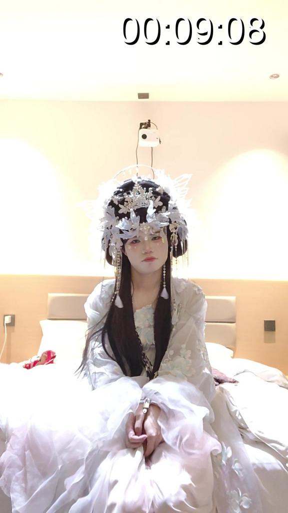 穿汉服在酒店玩手铐脚镣自缚 去了一趟洛阳爆改，带了一副QQ铐和脚铐，做完妆造回到酒店开始玩自缚，玩了一小会，感觉意犹未尽，新人视频，望多多支持，后续还会发更多自缚视频
