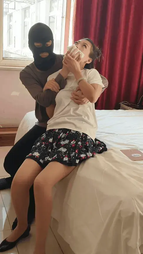 【反复捂晕玩弄主妇诺米:醒着好难】手铐|口球|肉丝|抚摸全身|ZDB|翻白眼 免责声明:本工作室所有视频均是模特自愿参与拍摄，情节演绎，仅作为个人交流，遵守法律法规。所有剧情皆是虚构，禁止模仿、转载传播牟利等一切违法犯罪行为。(本工作室不会在其他平台发布任何作品，请各位同好监督举报，共同抵制盗版，谢谢！)<br>视频统一下载到本地后再解压(解压两次，压缩包无密码)，请不要在线解压观看。