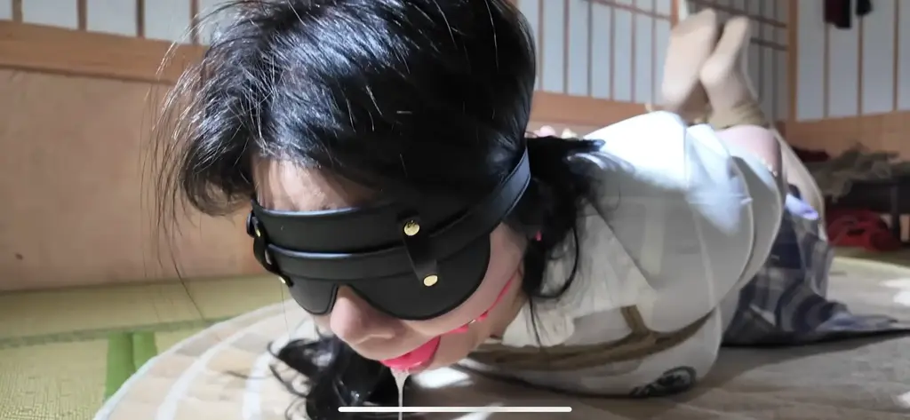 宋思琪《两款大号口球日式超紧驷马放置访谈》结尾驷马姿势戴着大号口球的访谈 一绳所爱工作室拍摄<br>大学生宋思琪绑上股绳接着日式超紧的驷马，嘴里塞上大号口球，口水忍不住的直流，途中还被挠痒，挣扎无果，最后嘴里塞着大号口球访谈<br>解压密码：666888
