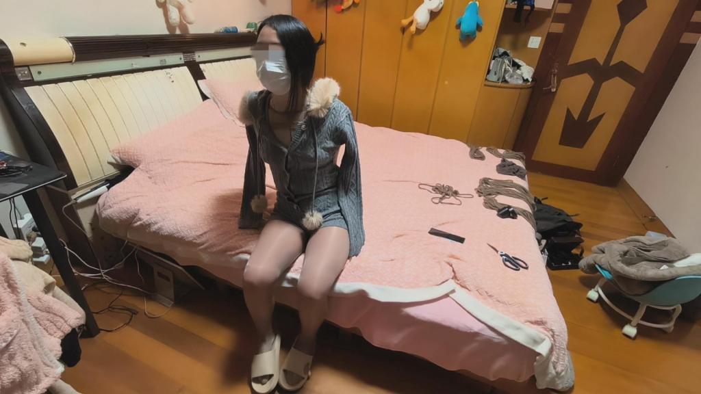 『我的媳妇』242弹、连身灰丝戴着啵啵贝外出、外出全程对话、看好的地方还迷路了、丝脚特写、5层丝袜套头+塑料袋子夕、口舌侍奉  片名:1225~<br>时间:60分钟<br>大小:2.16G<br>格式:7z建议使用360压缩解压<br>失效站内信联系我<br><span style='color:#b0b0b0;'>[隐藏文字，购买后可见]</span><br><br>这次外出可谓是一波三折<br>开始还天气好好的<br>等我绑完准备出门下雨了<br>emmm<br>下雨就算了<br>大半夜的外加下雨<br>事先看好可以溜达的地方还迷路了<br>然后就转阿转阿<br>这家伙不堵嘴嘴巴太能说了<br>喳喳个没完