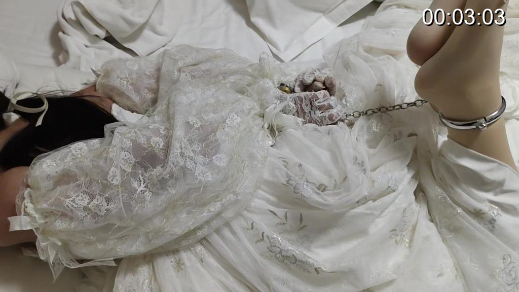 哄女友穿上婚纱体验手铐脚镣驷马不给解开 让女友穿上了婚纱，怎么能少了一点小道具呢？把她的双手用QQ手铐铐在身后，让她躺床上，然后在她脚上戴上脚铐，用一把锁把两只脚牢牢固定在一起动弹不得，然后拿出脚镣的链子，把手铐和脚铐连接在一起，一个简单但是绝对无法挣脱的驷马就完成了。紧接着让女友尝试挣脱，钥匙放到她手里，但是因为提前让她穿上了长手套，所以她根本拿不住钥匙，更别提被反铐到情况下想自己解开真是难如登天，挣扎着一会她开始急了，那就再陪她玩一会吧，反正不给解开～结果她急了……………