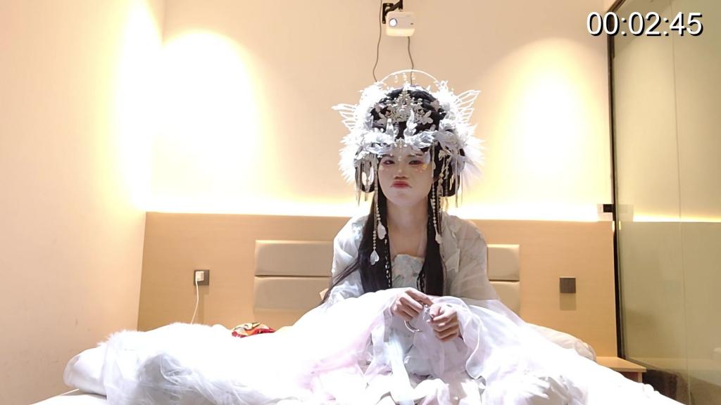 酒店玩手铐脚镣自缚横屏版 依然是小男娘穿汉服在酒店玩手铐脚镣，背景音是浴室漏水了，叫了店家来修，所以随时会有人进来，还是挺刺激的，欢迎欣赏<br>一个人玩有些没意思，坐标无锡找同好，一起伪街