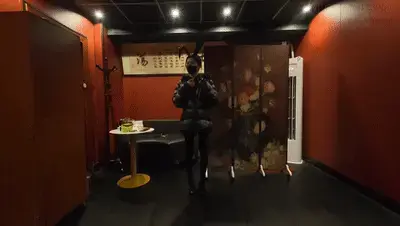 【意之窗原创剧情】《汤圆-倒数第一的惩罚》剧情向/柱子捆绑固定/鞭子抽打/nue腹/震动棒/失禁/舔niao/k9训练/口j假阳/假yang排序/寸止训练 前情提要：汤圆是班上成绩最差的学生，每次考试总是拖班级后腿，老师实在看不下去，就把她叫到办公室准备好好教育。谁知看到汤圆校服下隐隐透露出凹凸有致的身材，老师突然起来一个邪恶的想法，于是从抽屉中掏出一套衣服，对汤圆说：周六穿着这套衣服来我家里，我给你补课，不准把补课的事告诉别人，否则我就把你考倒数第一的事通知家长。汤圆又惊又怕，只得答应下来。<br>周六，汤圆穿着兔女郎套装，来到了教室，在老师的命令下脱去了外衣。老师掏出了绳子，将汤圆绑在了柱子上，汤圆很害怕，但又怕被父母知道成绩的事，只得极力配合。绑好后拿出按摩棒固定在汤圆下体，将功率调到最大，汤圆一个激灵，随后紧紧抿着嘴忍受着下体传来的快感，又拿出鞭子痛打一顿解气后，老师摸了摸汤圆下体，发现她竟然可耻的湿了，原来她居然是个重度m，于是给她解绑，换了个姿势。这次老师亲自拿着按摩棒刺激汤圆，在多次强高下，汤圆终于控制不住尿了出来…老师看汤圆已经爽成了这副模样，不禁怒从中来，立即将绳子解开，让汤圆把自己刚刚尿的舔干净。汤圆在老师的强迫下只得舔的一干二净。<br>老师看着汤圆也乐在其中，就拿来波波贝和项圈让汤圆带上，进行遛狗训练，命令她穿上啵啵贝并将她绑成k9姿势，牵着项圈从里到外连着溜了两遍，中间时常将她踹到，并让她从新爬起，还时不时让她摊开肚皮舔自己的脚 经过刚刚两轮的折磨，汤圆早已筋疲力尽，连连求饶，于是将她牵到狗笼，允许她休息一夜。<br>第二天，老师早早醒来了，看汤圆还在睡梦中，就踹了一脚笼子，将汤圆牵了出来，准备给她补课，只见老师准备了好几个不同形状、大小的假阳，让汤圆挨个用嘴感受过之后，再把假阳混放在一起，命令汤圆按刚刚口的顺序依次挑选出来，由于眼睛被蒙着，有些假阳很难靠嘴分辨出来，试了好几次还是排不对顺序，于是老师就拿出鞭子，说错一次就抽五鞭子，不知挨了多少下，总算把顺序排对了，此时老师也觉得这只狗狗实在太笨了，有些厌烦，就将她绑在床上对她进行寸止训练。多次高潮之后，老师见汤圆已经筋疲力尽，就把按摩棒固定到她两腿之间，自己则出去办事去了，对于这条笨狗，自然是要多多训练才能长记性，就让她以这个姿势乖乖等主人回来吧。<br>河南地区招聘模特。用电脑下载解压不要用手机下载  解压密码147258<br>定拍QQ 517051802