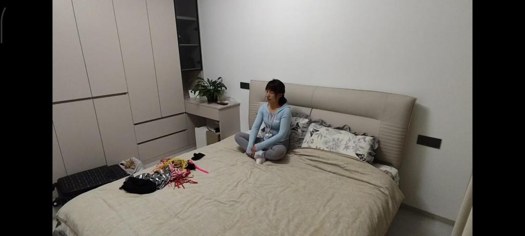 爱上捆绑的邻居（瑜伽裤，白袜，玩具放置） 上次邻居体验了一下捆绑，发现喜欢上这种感觉。趁着她老公出差，又一次过来体验捆绑。这次希望紧一些，再加上ZDB，让她体验不一样的感觉。最后说希望下次花样可以再多一些，慢慢的往m的形式发展<span style='color:#b0b0b0;'>[隐藏文字，购买后可见]</span>