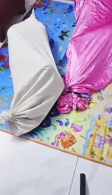 同好定拍——闺蜜装袋游戏 作者：袋子爱好者。这次成功说服老婆闺蜜入坑拍视频，同好定拍的。第一次保守点，不过以后应该还会有机会再拍。老婆把闺蜜装进丝绸袋，后来我又把老婆装进了布袋，看两女在袋子里挣扎。