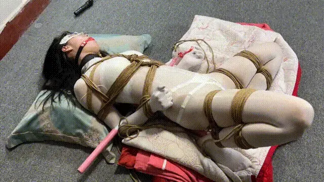 《傲嫣强制地狱》桀骜妹子傲嫣油亮连体白丝超紧架子分腿团缚波波贝全程失控模式强制不断，全身禁锢散发诱人光泽，口球强制塞嘴只能舒服呻吟，无处安放的小JIO不停躁动，拼命挣扎抵抗墙糕的冲击。 桀骜的傲嫣正在逐步开发中，就喜欢这种看上去吊吊的妹子被狠狠捆绑起来玩弄的局面，就算被绑起来了依然表现得很不服气的样子，但是墙糕的时候又逐渐的在放开自己，享受过程。<br><br>连体全包的油亮白丝把傲嫣凹凸的身材衬托的油光水滑的，无论是视觉还是触觉真的是满分！这次的话用到了让傲嫣基本上是无法扭动和挣扎的架子分腿缚，再加上比较大的口球把小嘴巴塞满，一个无助且坚韧的傲嫣就呈现在大家的眼前啦。<br><br>波波贝的话是全程开启的，然后失控模式直接设定的是30分钟，打开之后傲嫣就算是再桀骜不驯，努力挣扎也是无用，只能等到失控时间结束才能解脱。于是慢慢的傲嫣也逐渐进入了状态，那个动听的呻吟全程也没有中断过。白丝小脚丫的话一直在动啊动，可是架子分腿缚完全控制住傲嫣的挣扎状态，基本上是动不了的，只能承受一次又一次的无情冲击。全身挣扎也没有停过，看上去就是一块不停蠕动的油亮白丝肉货，满分满分！<br><br>傲嫣可定制，可开发，私信哈。<br><br>下载后解压，改后缀为mp4。别在线解压，仅截图有遮挡，作品无遮挡。<br><br>解压密码：fanqie