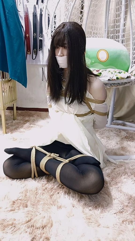 短片白衣盘腿放置（伪娘） 随便拍的几分钟尝试两种盘腿捆绑放置，不到几分钟腿就开始发麻。<span style='color:#b0b0b0;'>[隐藏文字，购买后可见]</span>