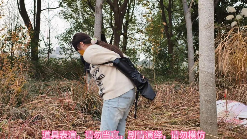 大学生游乐场小树林颈手枷铐树上，后手套挣扎游戏，简单剧情 束心魔术道具工作室，大学生游乐场小树林颈手枷铐树上，后手套挣扎游戏，简单剧情，唯美风格，本工作室摄影技术和剧情拍摄相对一般，无法和专业的摄影师相比，购买本工作室视频请知悉本工作室拍摄的视频短剧内容也许并不专业，本工作室各种古代道具断头台，古装捆绑剧情游戏，金属，木质道具，枷锁，金属站立枷，魔术木笼囚笼拘束架道具审xun椅，各种拷镣等魔术笼子等道具，本工作室秉持，绿色，健康，唯美，解压，为原则，可以体验定拍.            妖狐吧定拍 ，女生加入本工作室  （本工作室只收女生，只收女生，只收女生，很多男生cd问收不收的，我将不再回复！）         qq：3329311459              骗子勿扰，事多者勿扰！！！