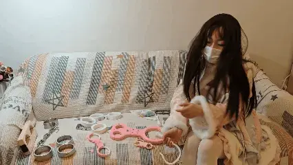 苏苏的3D打印小店道具介绍篇 苏苏的3D打印小店开业啦～<br>有喜欢的宝子们可以来咨询物色哦，总有一款适合你～<br>材料都是由petg工程塑料打造的，重量轻，韧性高，强度也还不错，耐化学腐蚀。邮寄/安检会比较容易。然后万一锁打不开，想要破坏也会相对对金属的容易，不至于要叫消防队社死。尺寸都可以定做，可以按照每个人自己的尺寸做，做出合适自己佩戴的。舒适性很高，长期佩戴也不会难受。塑料链子的声音很轻，适合户外玩，或者合租/公寓一类怕被扰民的那种环境。喜欢金属链子的，也可以加差价换到金属链子。<br>还有颜色也都可以选择～<br>首先是这款枷，这款自带一个按压锁和一个空的锁点，按压锁配合延长钥匙，非常适合自缚（这里建议你视频自缚/自解锁演示）。空锁点可以配合插销加挂锁，让被缚者无法自己打开。<br>然后是马蹄铐，就是参考了传统的马蹄铐做的，形状上比较特殊，会少见一些。<br>再下面是磁吸，这款磁吸倒是比较值得重点讲的。市面上比较罕见。<br>这款的外形是个正圆，保证了外观的好看，同时也能保证后续升级外观的需求（后期可能会加猫耳朵之类的），内部的形状从上面看是一个椭圆，保证了与脚腕形状的贴合，尺寸合适的情况不会磨脚踝。内截面是一个椭圆弧面，舒适度非常高，很适合长期佩戴。然后重点说一下这个磁吸，这个必须使用磁力非常强的强磁才能打开，但是使用多枚一般的强磁叠加也可以打开。<br>板铐、指铐都是仿造金属款的，特点都是无金属，安检友好，看起来人畜无害，但是实际拘束感都非常强<br>冰锁，相当于一个纯物理的安全定时锁，很适合用来做自缚/吊缚/驷马连接件这类。解锁时间大约20-30分钟，看具体气温<br>然后就是款猫猫铐，形状就是猫耳朵，主打的就是可爱，舒适度应该也挺高的，现在有铜锁芯版本了～<br>定拍/原味 qq3975334131，价格优惠，重口勿扰～<br>有意3D镣铐枷锁等道具的宝子 qq3975334131，欢迎交流～