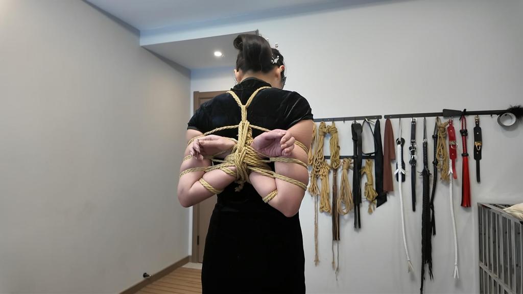 客户体验之旗袍女王佳佳 李大侠原创、今天工作室来了一位老客户，定拍过后前来体验，偏爱旗袍，于是根据客户要求，带眼罩，三套旗袍，三种绑法，佳佳换上旗袍，更显身材，戴上眼罩更有一番神秘感，日式绑好，蒙上眼睛，跪在房间等候客户到来体验捆绑，客户进到房间，第一感受非常棒，开始了今天的旗袍捆绑之旅.....本工作室提供私人定制绳艺视频、定制绳艺体验、约拍模特、牢房体验、私人定制体验、剧本体验、出售配方麻绳、原味、另外招募绳艺模特、视频统一解压密码h123456 定拍联系QQ1642384671加我注明妖狐吧