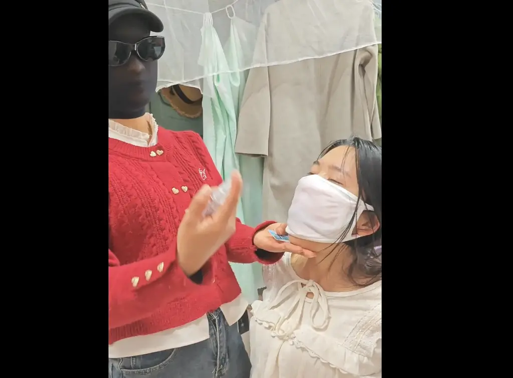 朦胧工作室出品黑丝头套女入室抢劫(顺带宣传一下武汉地区找合作模特酬劳丰厚) 朦胧工作室定拍的黑丝套头蒙面女入室抢劫，捆绑受害者还有口球，后面还有佩戴莫代尔口罩打湿用水刑拷问受害者片段，价格实惠欢迎前来购买，另外工作室招模特仅限湖北武汉有意联系qq3230053285