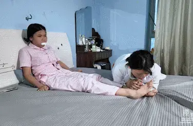 【樱束原创】《医护关系》女同医生以升职加薪为诱让护士同意供她玩弄！叫护士将她手绑上给她舔黑丝小脚口水流在脚上拉丝！享受一番后让护士脱下白袜自己堵嘴开始舔护士的白嫩脚Y！正享受的时候居然闯入前来报复的病 剧情简介：<br>定拍转公映！女同医生以升职加薪为诱让护士同意供她玩弄！叫护士将她手绑上给她舔黑丝小脚口水流在脚上拉丝！享受一番后让护士脱下白袜自己堵嘴开始舔护士的白嫩脚Y！正享受的时候居然闯入前来报复的病人家属...<br><br><br><br>樱束联系方式：QQ1565437 QQ5909437 官方邮箱：yingshuyc@gmail.com(记住邮箱回家不迷路)<br>统一解压密码：qq1565437 原老解压密码：qq2156176672<br><br>视频格式：MP4<br>分辨率：1080P<br>时长：28分钟<br>大小：1.5G