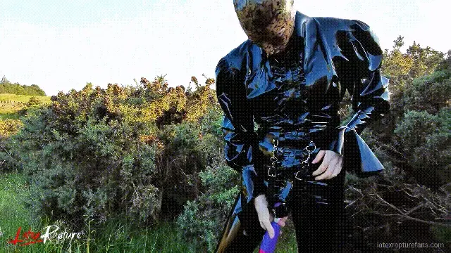 ????DAILY LATEX????Rubber travel - End After a 3 day UK trip in rubber my trip came to an end after my double rebreather orgasm.<br><br>I hardly like to say it but I stripped out of my rubber layers until I was naked. But after 3 days of being fully rubberised, skin is allowed. Of course I kept my mask on.