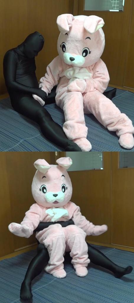 桃兎ちゃん❤︎中身は大汗 着ぐるみちゃんは無口だけどエッチ!!! 内穿kig，外套毛绒动物玩偶服，闷热系列例行更新。<br>这部是粉色兔子和黑衣人激情贴贴。<br><br><span style='color:#b0b0b0;'>[隐藏文字，购买后可见]</span>